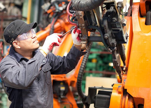Técnico realizando manutenção em plataforma articulada